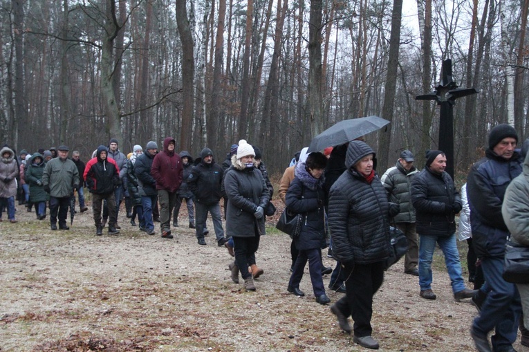 Wał Ruda - Zabawa. Droga Krzyżowa i poświęcenie kaplicy