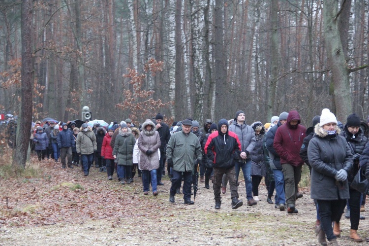 Wał Ruda - Zabawa. Droga Krzyżowa i poświęcenie kaplicy