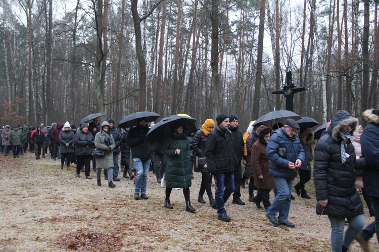 Wał Ruda - Zabawa. Droga Krzyżowa i poświęcenie kaplicy