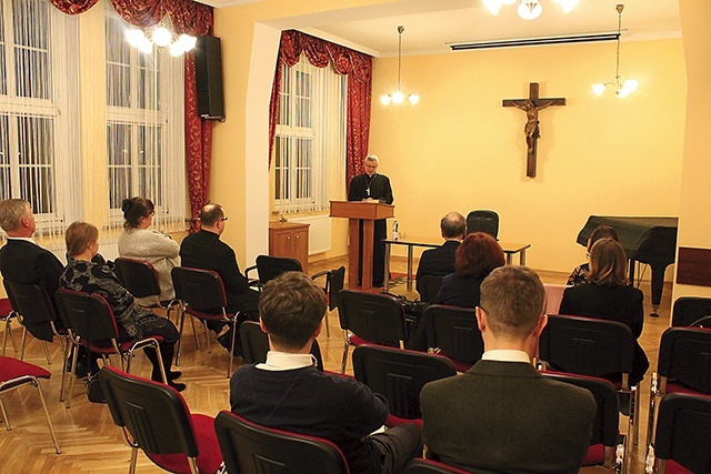 Raz na kwartał prawników odwiedza biskup.