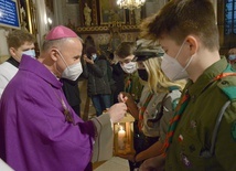 Harcerze przekazali bp. Markowi Solarczykowi Betlejemskie Światło Pokoju.