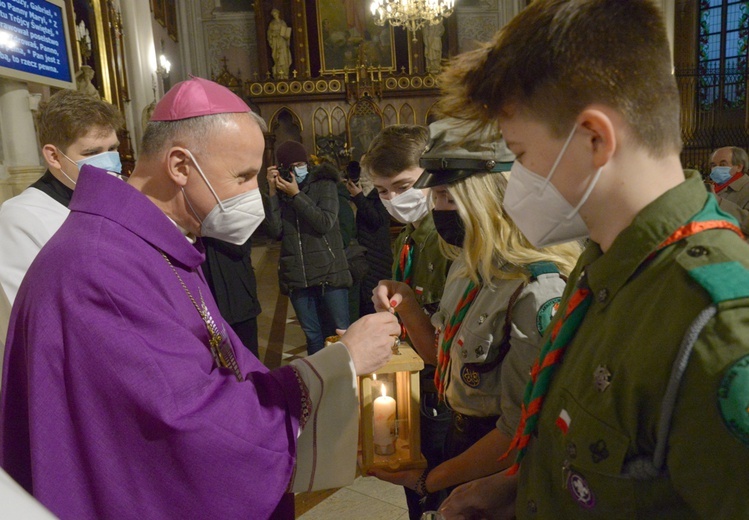 Harcerze przekazali bp. Markowi Solarczykowi Betlejemskie Światło Pokoju.