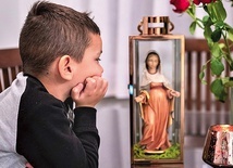 W parafii na skierniewickim Widoku codziennie inna osoba zabiera ze sobą figurę Matki Bożej.