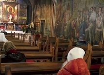 Modlitwa przed Najświętszym Sakramentem w kaplicy Matki Bożej w ciechanowskiej farze.