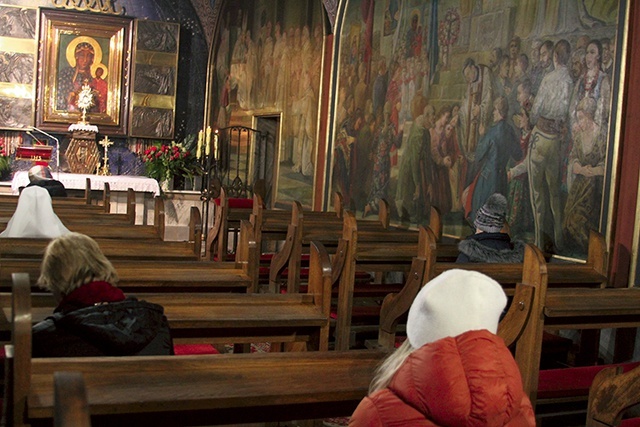 Modlitwa przed Najświętszym Sakramentem w kaplicy Matki Bożej w ciechanowskiej farze.