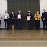 Laureaci z bp. Markiem Solarczykiem i księżmi dyrektorami Caritas Diecezji Radomskiej.
