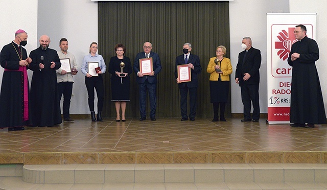 Laureaci z bp. Markiem Solarczykiem i księżmi dyrektorami Caritas Diecezji Radomskiej.
