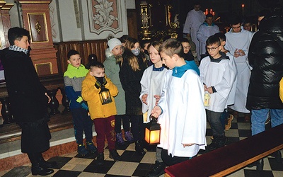 Do ołtarza rusza procesja dzieci z lampionami.