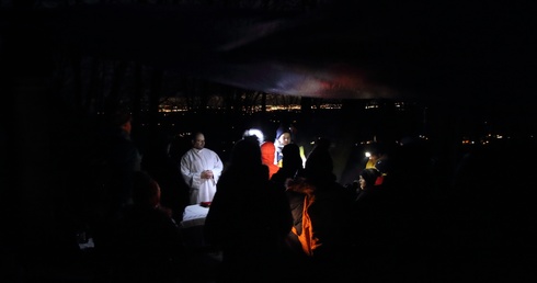 Męcinka. Msza w lesie