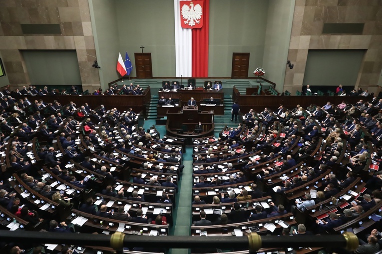 PiS bez zmian, KO w górę. Sześć ugrupowań powyżej progu wyborczego