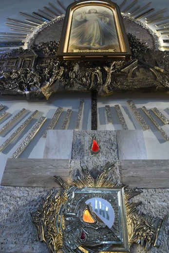 Nowe tabernakulum, krzyż i ołtarz w Starym Sączu 