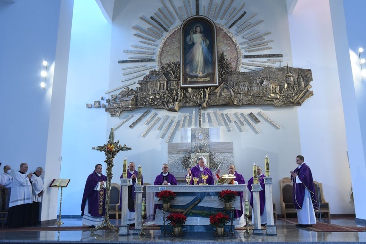 Nowe tabernakulum, krzyż i ołtarz w Starym Sączu 