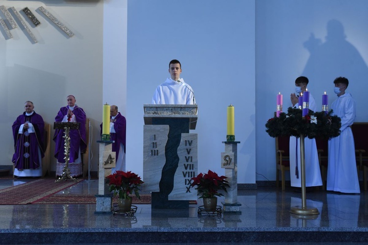 Nowe tabernakulum, krzyż i ołtarz w Starym Sączu 