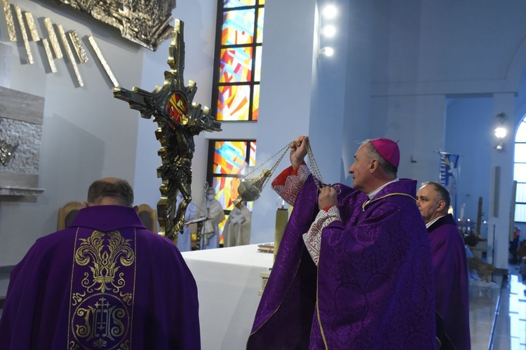 Nowe tabernakulum, krzyż i ołtarz w Starym Sączu 