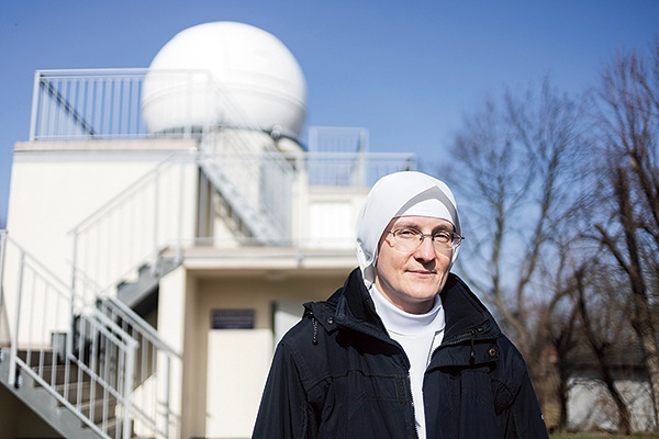 ▲	Niepokalanka zaprasza na otwarte wykłady do obserwatorium astronomicznego przylegającego do szkoły, gdzie wyjaśnia tajemnicę zjawiska, które doprowadziło Trzech Króli  do spotkania z Mesjaszem. 