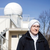 ▲	Niepokalanka zaprasza na otwarte wykłady do obserwatorium astronomicznego przylegającego do szkoły, gdzie wyjaśnia tajemnicę zjawiska, które doprowadziło Trzech Króli  do spotkania z Mesjaszem. 