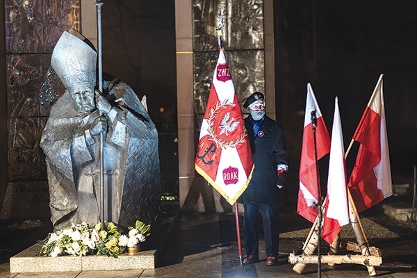 ▼	Miejskie uroczystości zakończyły się pod pomnikiem św. Jana Pawła II.