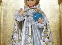 ►	Figura Cudownego Praskiego Dzieciątka Jezus z nowego sanktuarium św. Teresy Benedykty od Krzyża w Lublińcu- -Steblowie.