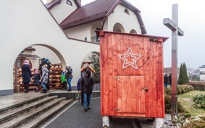 ◄	Odwiedzający przyjeżdżają tu przez cały dzień.