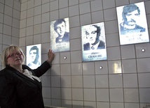 ▲	Renata ze zdjęciem Joachima. Fotografie dziewięciu z Wujka pulsują w ścianie sali, która na ekspozycji jest kopalnianym punktem opatrunkowym.