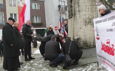 ▲	Pod pomnikiem św. Jana Pawła II delegacje złożyły wiązanki kwiatów.