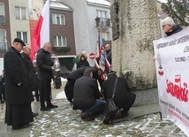 ▲	Pod pomnikiem św. Jana Pawła II delegacje złożyły wiązanki kwiatów.