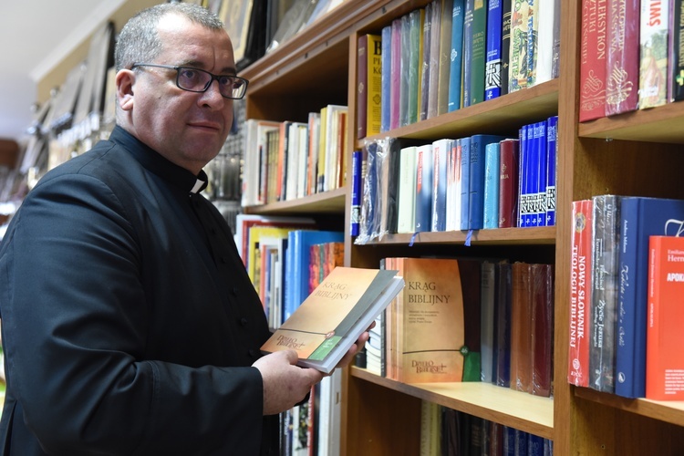 Inicjatorem biblijnej serii jest ks. dr hab. Piotr Łabuda prof. UPJPII. 