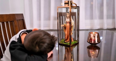 W parafii na skierniewickim Widoku każdego dnia Adwentu inne dziecko zabiera do domu figurę Maryi.