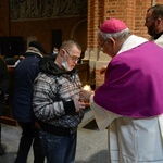 Betlejemskie Światło Pokoju w katedrze opolskiej