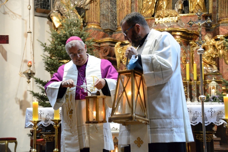 Betlejemskie Światło Pokoju w katedrze opolskiej