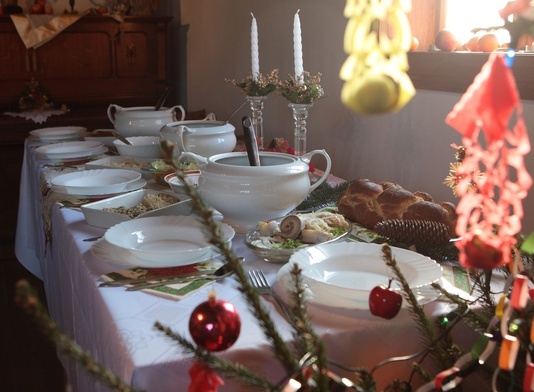 Stół wigilijny. Gotowy na rozpoczęcie wieczerzy