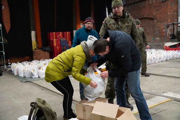 Caritas Archidiecezji Wrocławskiej. 800 paczek trafi do osób w kryzysie bezdomności
