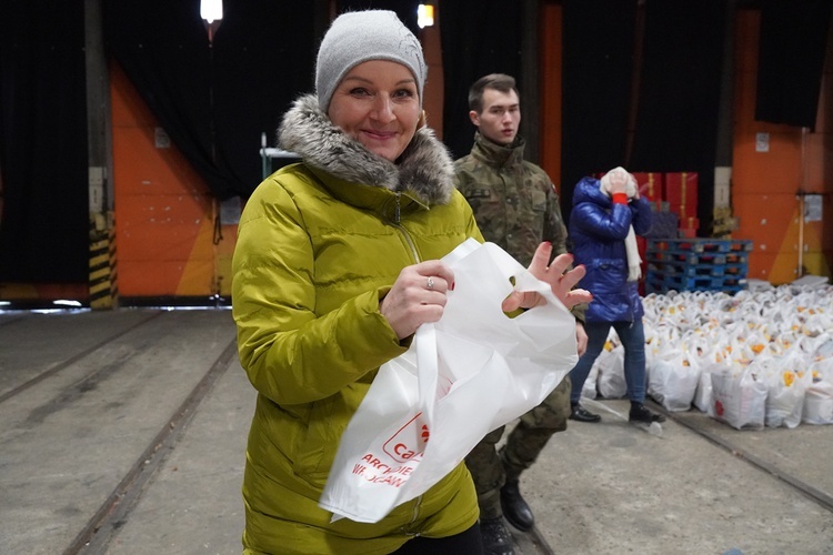 Caritas Archidiecezji Wrocławskiej. 800 paczek trafi do osób w kryzysie bezdomności