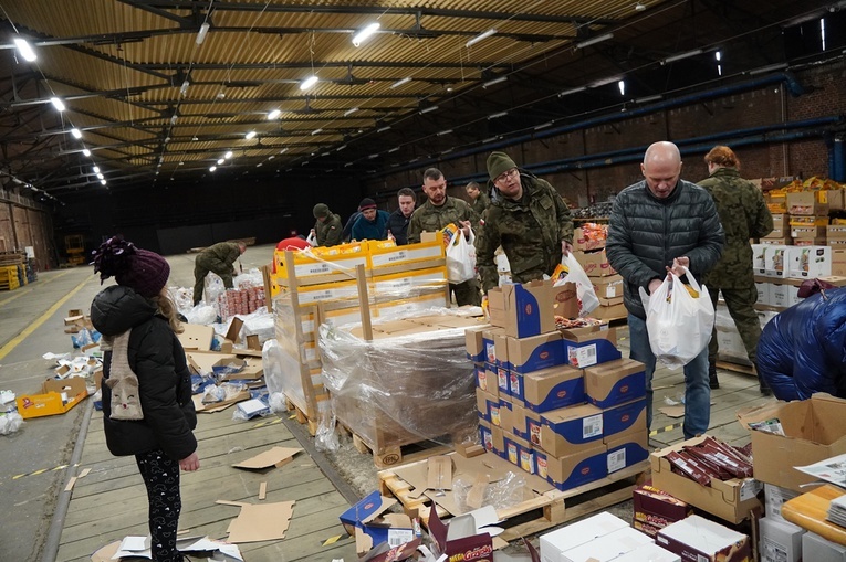 Caritas Archidiecezji Wrocławskiej. 800 paczek trafi do osób w kryzysie bezdomności