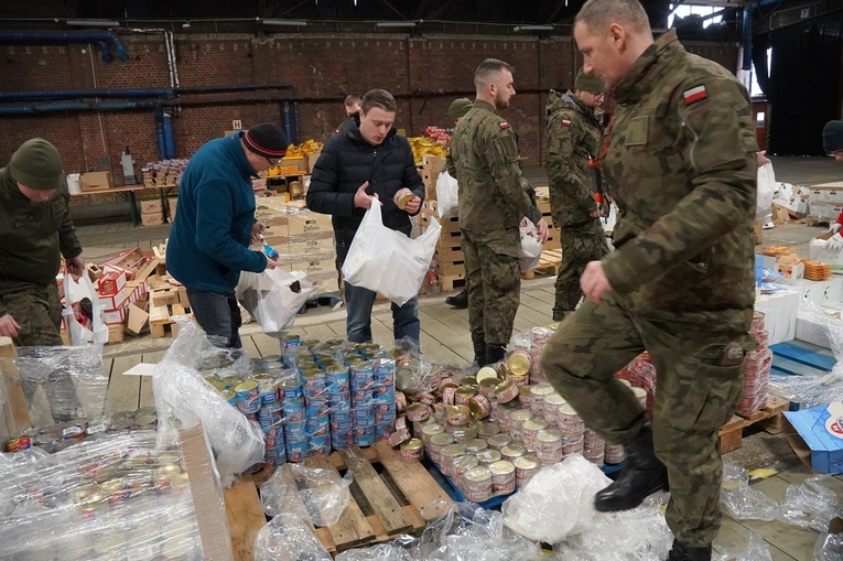Caritas Archidiecezji Wrocławskiej. 800 paczek trafi do osób w kryzysie bezdomności