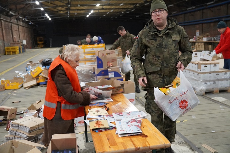 Caritas Archidiecezji Wrocławskiej. 800 paczek trafi do osób w kryzysie bezdomności