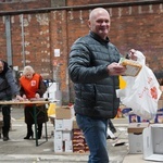 Caritas Archidiecezji Wrocławskiej. 800 paczek trafi do osób w kryzysie bezdomności