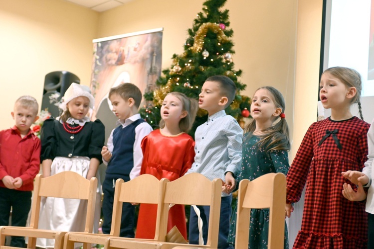 U prezentek w szopce kard. Wyszyński i Matka Czacka