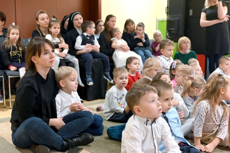 U prezentek w szopce kard. Wyszyński i Matka Czacka