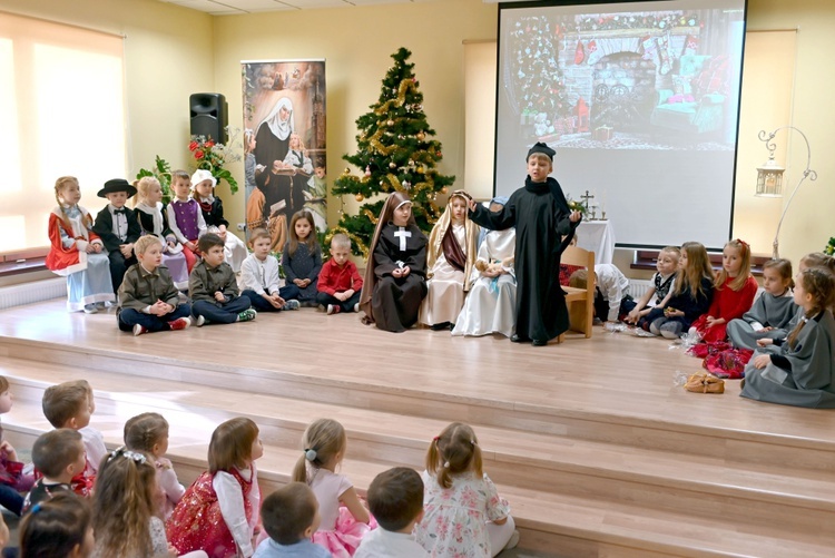 U prezentek w szopce kard. Wyszyński i Matka Czacka