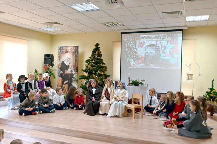 U prezentek w szopce kard. Wyszyński i Matka Czacka