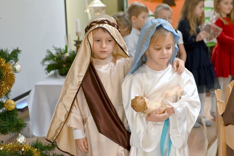 U prezentek w szopce kard. Wyszyński i Matka Czacka