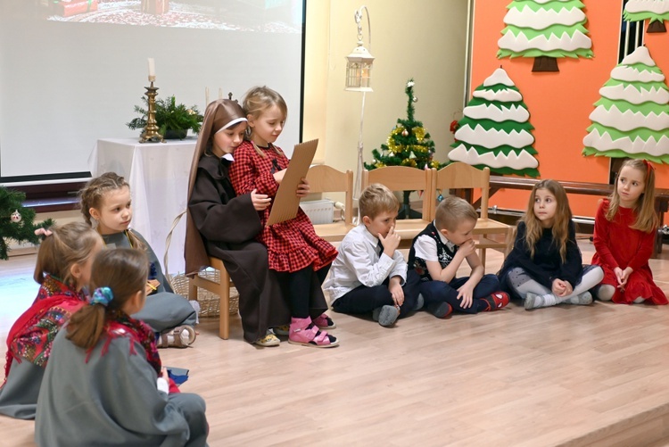 U prezentek w szopce kard. Wyszyński i Matka Czacka