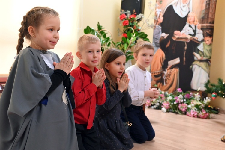 U prezentek w szopce kard. Wyszyński i Matka Czacka