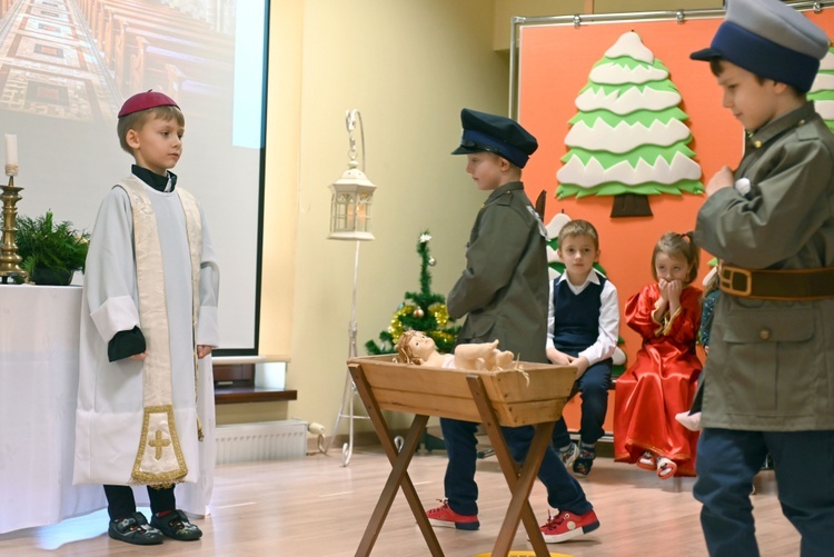 U prezentek w szopce kard. Wyszyński i Matka Czacka