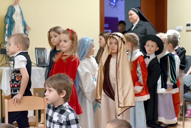 U prezentek w szopce kard. Wyszyński i Matka Czacka