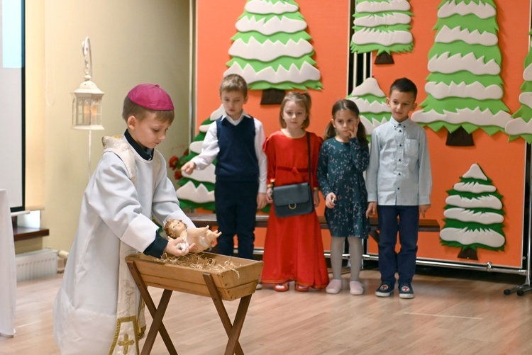 U prezentek w szopce kard. Wyszyński i Matka Czacka