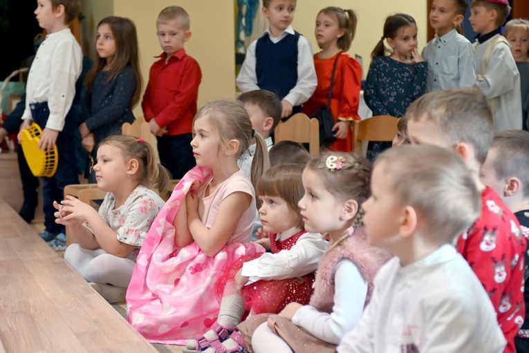 U prezentek w szopce kard. Wyszyński i Matka Czacka