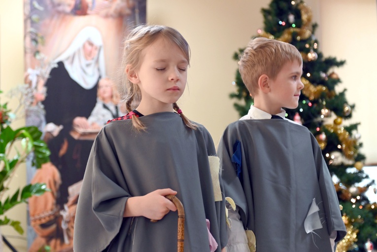 U prezentek w szopce kard. Wyszyński i Matka Czacka