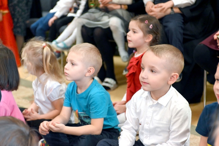 U prezentek w szopce kard. Wyszyński i Matka Czacka